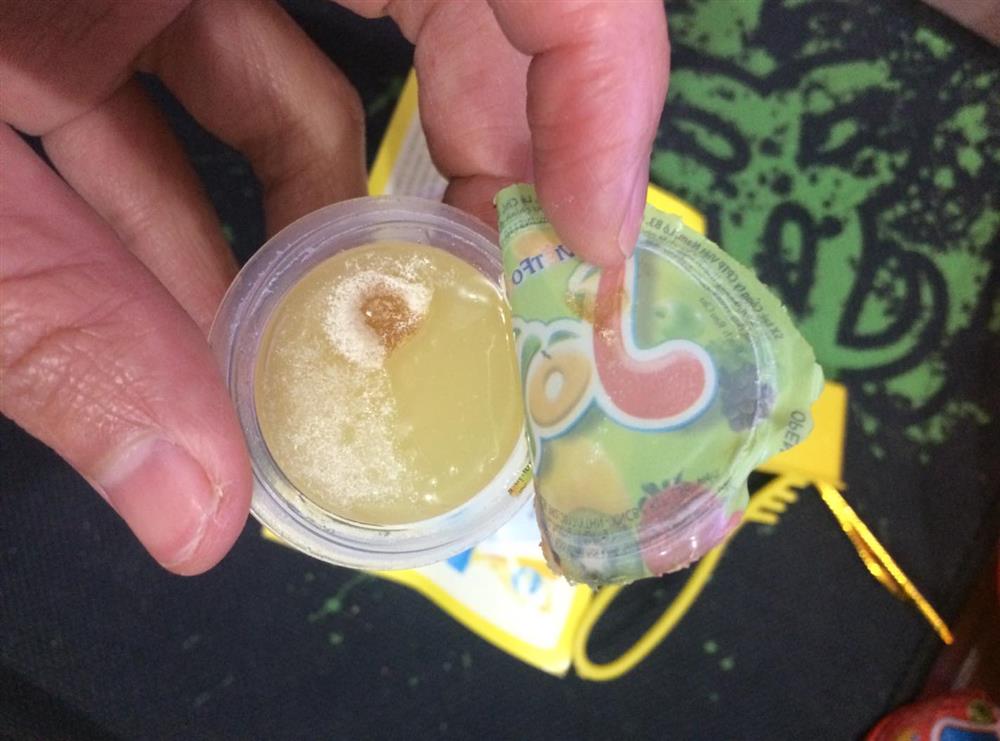 Thạch rau câu Vietfoods hạn sử dụng còn dài nhưng bên trong mốc trắng